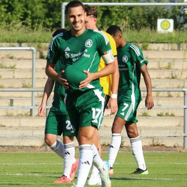 Mit einem souveränen 3:0 Sieg gegen den @svoberkirch 
zieht der Kehler FV in die nächste Runde des 
Verbandspokal 🏆

Ely und Mert treffen beide bei ihrem Pflichtspiel-Debut💪🏽

Klasse Jungs weiter so!

#nurderkfv 💚🤍